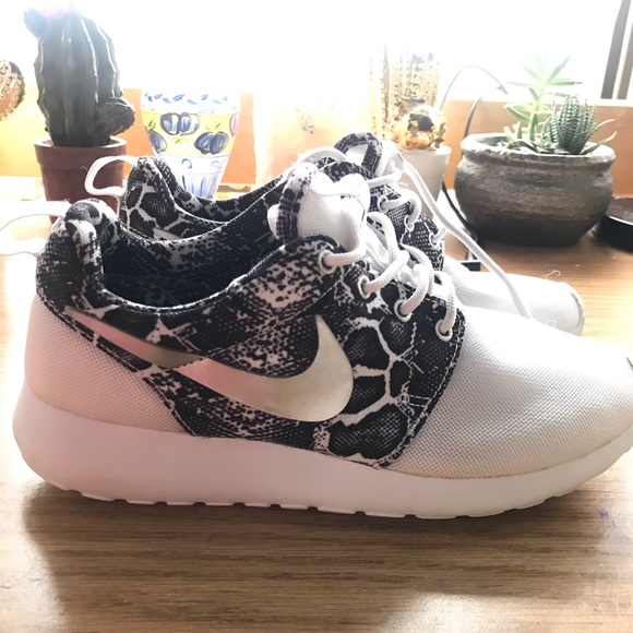 NIKE ROSHE RUNS, women’s 5.5 - Picture 3 of 5